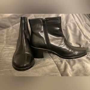 Aerosol 10 medium black leather booties